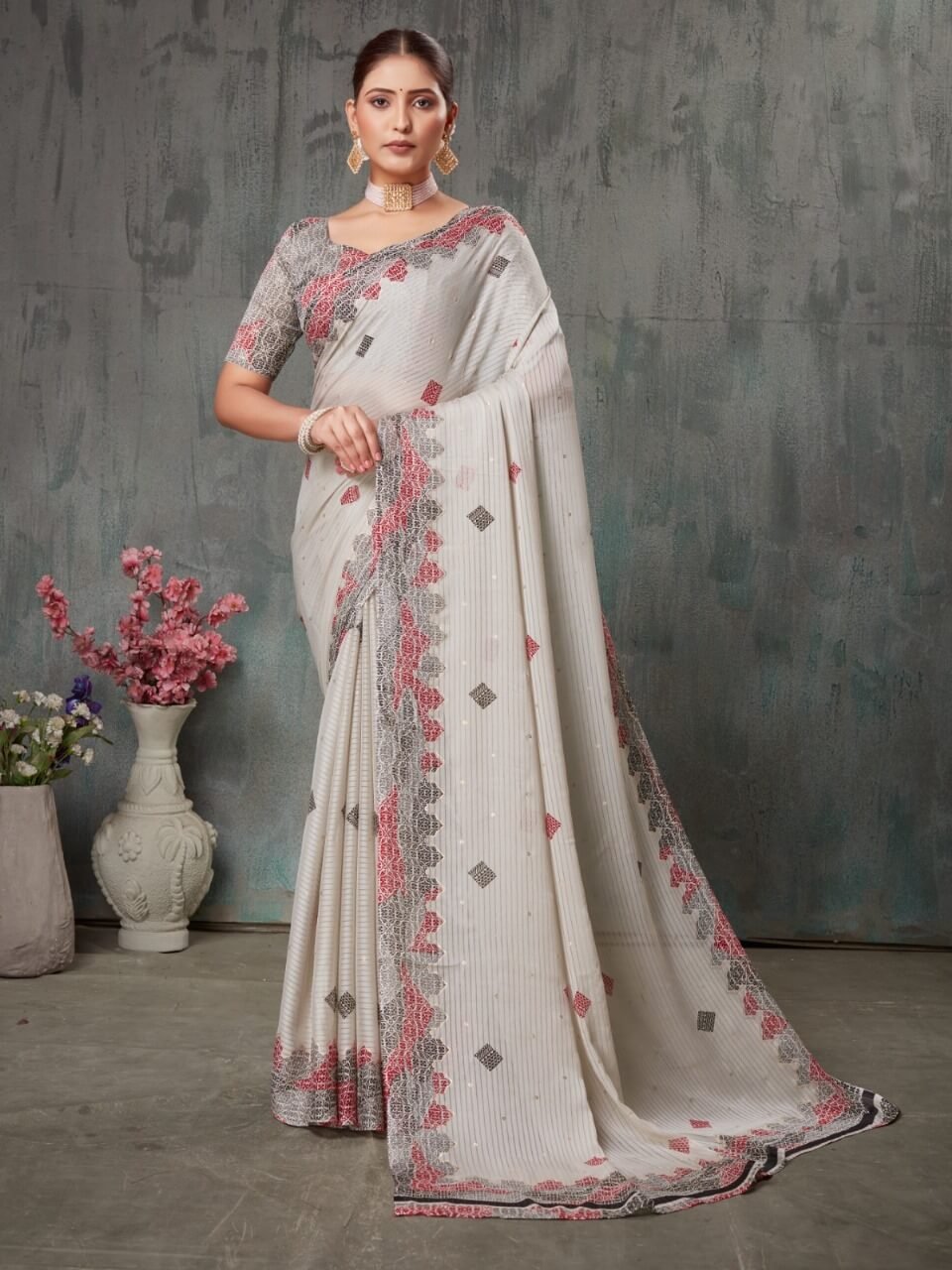 Feel the Glamour with Off White Saree With Matching Blouse Piece